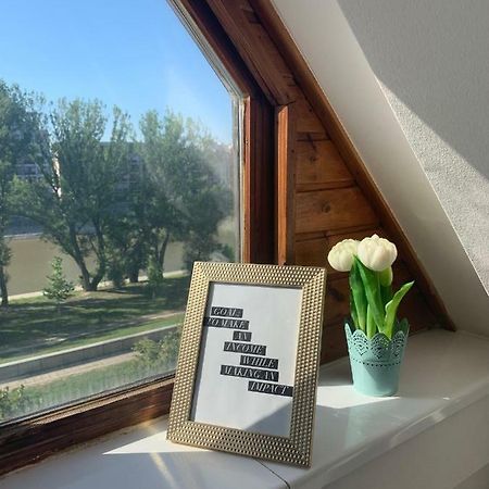 Gem In Gyor - Free Parking Apartment Bagian luar foto
